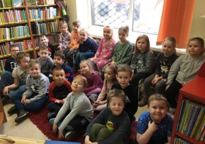 Dzieci czekają na rozpoczęcie opowiadania czytanego przez panią bibliotekarkę